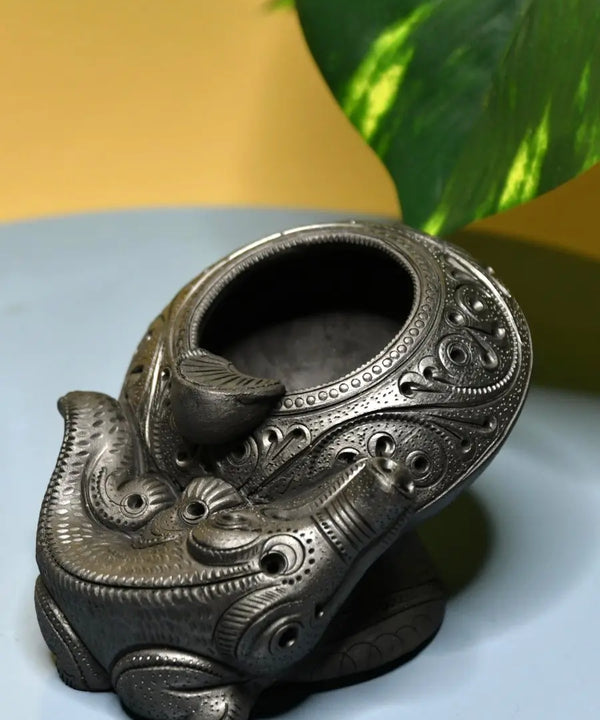 Captivating Black Terracotta Crocodile Ashtrey — image 4