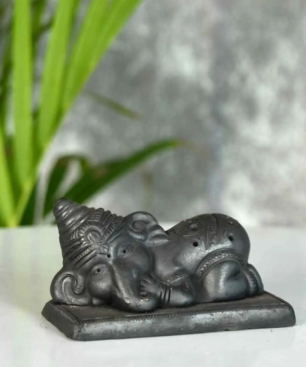 गणेश को आराम करते हुए आकर्षक रूप से डिजाइन किया गया — main view