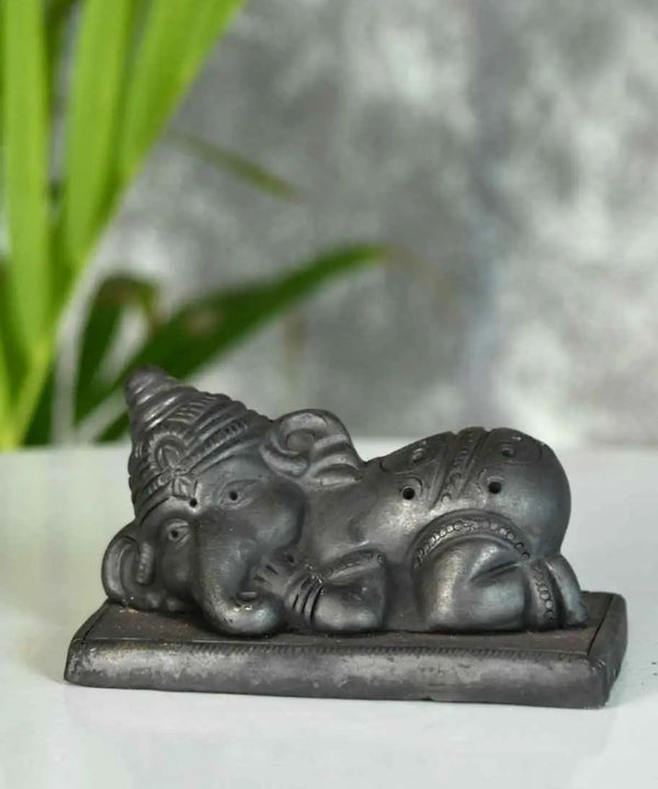 गणेश को आराम करते हुए आकर्षक रूप से डिजाइन किया गया — image 3