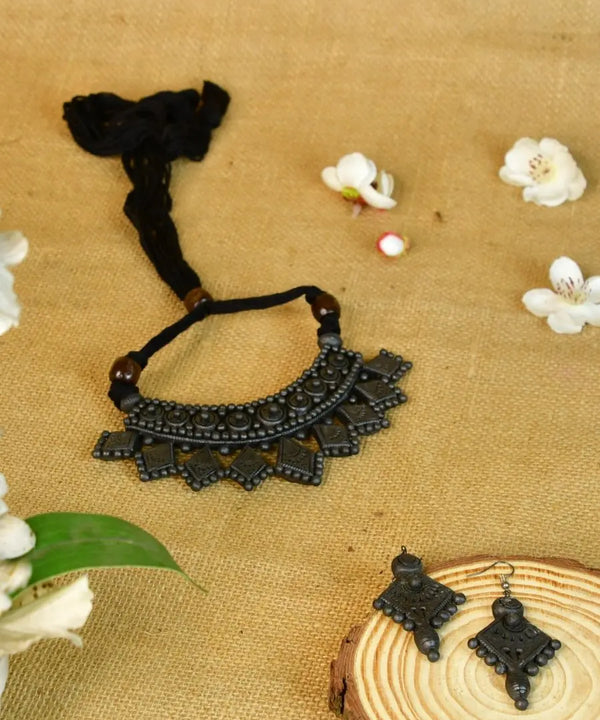 Sowpeace Handcrafted Terracotta Choker: Black with Kite Patterns — image 3