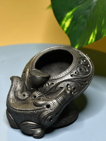 Vastu Principles for Captivating Black Terracotta Crocodile Ashtrey